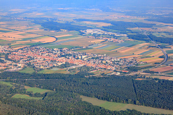Vue aérienne de Vue d'ensemble de la ville depuis le sud-est à Kandel dans le département Rhénanie-Palatinat, Allemagne