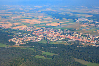 Vue aérienne de Vue d'ensemble de la ville depuis le sud-est à Kandel dans le département Rhénanie-Palatinat, Allemagne