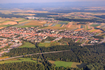Vue d'ensemble de la ville depuis le sud-est à Kandel dans le département Rhénanie-Palatinat, Allemagne d'en haut