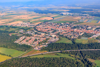 Vue d'ensemble de la ville depuis le sud-est à Kandel dans le département Rhénanie-Palatinat, Allemagne hors des airs