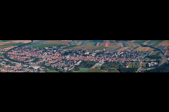 Vue aérienne de Vue panoramique de la ville entourée par les lignes semi-circulaires de chemin de fer et d'autoroute à Kandel dans le département Rhénanie-Palatinat, Allemagne