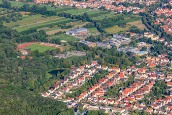 Vue aérienne de Colonie, centre scolaire, stade à Kandel dans le département Rhénanie-Palatinat, Allemagne