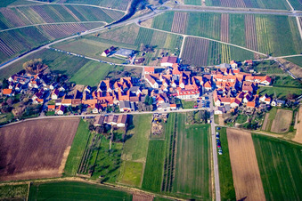 Vue aérienne de Village du sud à le quartier Oberhofen in Pleisweiler-Oberhofen dans le département Rhénanie-Palatinat, Allemagne