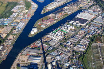 Vue aérienne de Oiltanking Deutschland GmbH & Co. KG dans le port rhénan de Karlsruhe à le quartier Mühlburg in Karlsruhe dans le département Bade-Wurtemberg, Allemagne