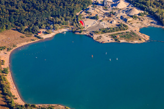 Vue aérienne de Voiliers, baigneurs et personnes prenant un bain de soleil sur et dans le lac bleu Epplesee, survolés en parapente. à le quartier Silberstreifen in Rheinstetten dans le département Bade-Wurtemberg, Allemagne