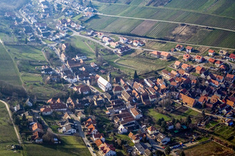 Vue aérienne de Apôtres de l'Église catholique Simon et Jude à le quartier Pleisweiler in Pleisweiler-Oberhofen dans le département Rhénanie-Palatinat, Allemagne