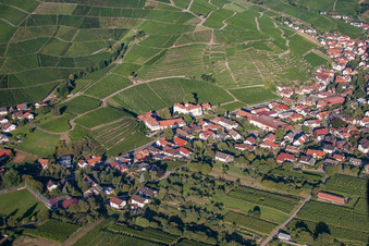 Vue oblique de Château de Neuweir à le quartier Neuweier in Baden-Baden dans le département Bade-Wurtemberg, Allemagne