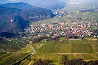 Vue aérienne de Situé à la lisière de la forêt du Palatinat depuis le sud à Klingenmünster dans le département Rhénanie-Palatinat, Allemagne