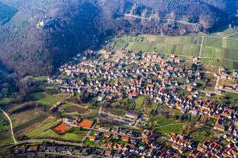 Vue aérienne de Village à la lisière de la forêt du Palatinat en contrebas du château de Landeck vu du sud à Klingenmünster dans le département Rhénanie-Palatinat, Allemagne
