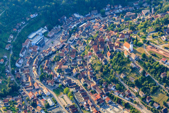 Vue aérienne de Vieille ville autour de Karlstr à Altensteig dans le département Bade-Wurtemberg, Allemagne