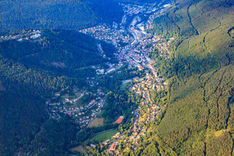 Vue aérienne de Parc thermal à Bad Wildbad dans le département Bade-Wurtemberg, Allemagne