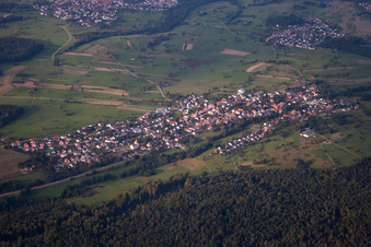 Vue d'oiseau de Quartier Langenalb in Straubenhardt dans le département Bade-Wurtemberg, Allemagne