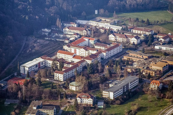 Vue d'oiseau de Hôpital psychiatrique d'État de Landeck à Klingenmünster dans le département Rhénanie-Palatinat, Allemagne