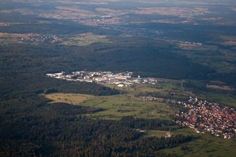 Vue aérienne de Zone industrielle d'Ittersbach à le quartier Im Stockmädle in Karlsbad dans le département Bade-Wurtemberg, Allemagne