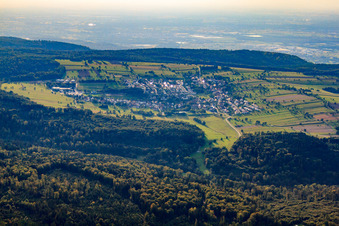 Vue aérienne de Vue de la Forêt-Noire depuis l'est à le quartier Völkersbach in Malsch dans le département Bade-Wurtemberg, Allemagne