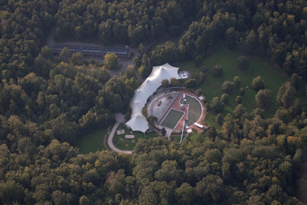 Vue aérienne de Bain de forêt à le quartier Schöllbronn in Ettlingen dans le département Bade-Wurtemberg, Allemagne