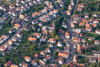 Vue aérienne de Église de Boniface en Schöllbronn à le quartier Schöllbronn in Ettlingen dans le département Bade-Wurtemberg, Allemagne