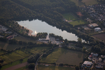 Vue aérienne de Lac de baignade de Buchtzig à le quartier Bruchhausen in Ettlingen dans le département Bade-Wurtemberg, Allemagne