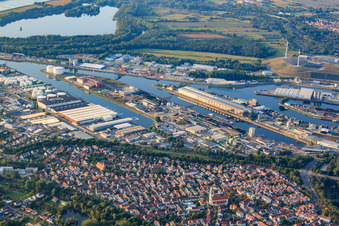 Vue aérienne de Quartier avec l'église du Saint-Esprit au port du Rhin à le quartier Daxlanden in Karlsruhe dans le département Bade-Wurtemberg, Allemagne