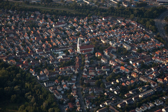 Église du Saint-Esprit à le quartier Daxlanden in Karlsruhe dans le département Bade-Wurtemberg, Allemagne hors des airs