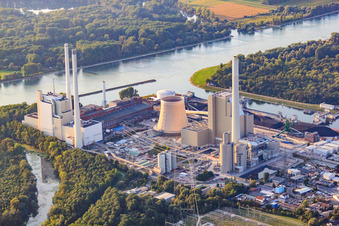 Centrale à vapeur du port rhénan Karlsruhe d'EnBW Energie Baden-Württemberg AG à le quartier Daxlanden in Karlsruhe dans le département Bade-Wurtemberg, Allemagne hors des airs
