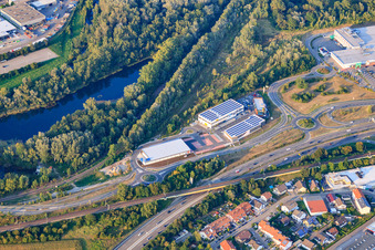 Vue aérienne de Centre Maximilien II à Kühgrunddamm à le quartier Maximiliansau in Wörth am Rhein dans le département Rhénanie-Palatinat, Allemagne