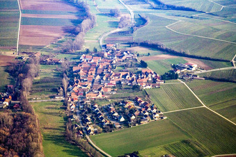 Vue aérienne de Village viticole de l'ouest à le quartier Klingen in Heuchelheim-Klingen dans le département Rhénanie-Palatinat, Allemagne