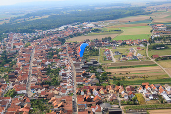Vue aérienne de Parapente sur la Luitpoldstrasse à Hatzenbühl dans le département Rhénanie-Palatinat, Allemagne