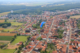 Vue aérienne de Parapente sur la Luitpoldstrasse à Hatzenbühl dans le département Rhénanie-Palatinat, Allemagne