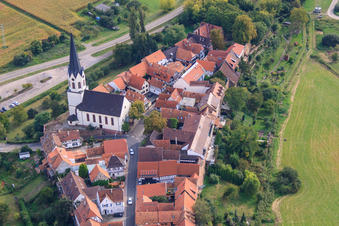 Vue aérienne de Église Saint-Denys à Hinterstädel à Jockgrim dans le département Rhénanie-Palatinat, Allemagne
