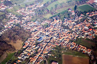 Vue des rues et des maisons dans les quartiers résidentiels à le quartier Ingenheim in Billigheim-Ingenheim dans le département Rhénanie-Palatinat, Allemagne d'en haut