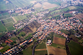 Vue des rues et des maisons dans les quartiers résidentiels à le quartier Ingenheim in Billigheim-Ingenheim dans le département Rhénanie-Palatinat, Allemagne hors des airs