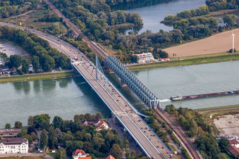Rivière - Structures de pont de la route fédérale 10 et du chemin de fer régional sur le Rhin entre Karlsruhe Maxau et Wörth am Rhein à le quartier Maximiliansau in Wörth am Rhein dans le département Rhénanie-Palatinat, Allemagne vue d'en haut