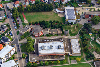 Vue aérienne de Rheinhalle, Tullahalle et Bürgerhaus à le quartier Maximiliansau in Wörth am Rhein dans le département Rhénanie-Palatinat, Allemagne