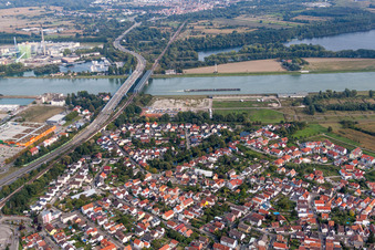 Rivière - Structures de pont de la route fédérale 10 et du chemin de fer régional sur le Rhin entre Karlsruhe Maxau et Wörth am Rhein à le quartier Maximiliansau in Wörth am Rhein dans le département Rhénanie-Palatinat, Allemagne depuis l'avion