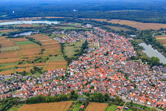 Vue aérienne de Vue du village depuis le sud-est à Neuburg am Rhein dans le département Rhénanie-Palatinat, Allemagne