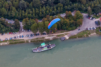 Vue aérienne de Voyage du car-ferry Neuburg - Neuburgweier à travers le Rhin dans le district de Neuburgweier à Au am Rhein à Neuburg am Rhein dans le département Rhénanie-Palatinat, Allemagne