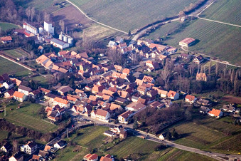 Vue aérienne de Vue d'ensemble de la ville depuis le sud-est, y compris le moulin Bischoff à le quartier Appenhofen in Billigheim-Ingenheim dans le département Rhénanie-Palatinat, Allemagne