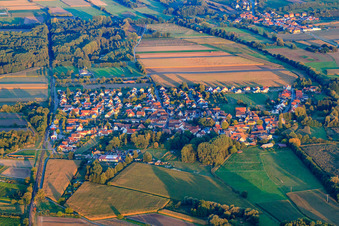 Vue aérienne de Vue du village depuis l'ouest à Barbelroth dans le département Rhénanie-Palatinat, Allemagne