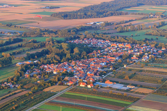 Vue oblique de Vue du village depuis le sud-ouest à Winden dans le département Rhénanie-Palatinat, Allemagne
