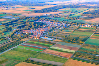 Vue du village depuis le sud-ouest à Winden dans le département Rhénanie-Palatinat, Allemagne d'en haut