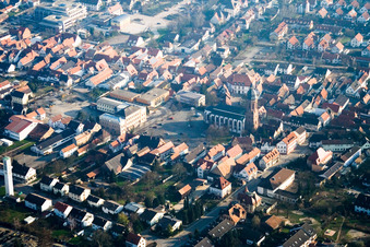 Vue aérienne de Église dans le vieux centre-ville à Kandel dans le département Rhénanie-Palatinat, Allemagne