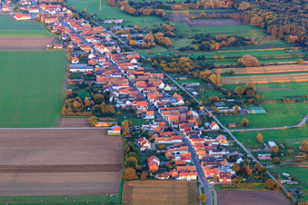 La Saarstrasse vue de l'ouest à Kandel dans le département Rhénanie-Palatinat, Allemagne depuis l'avion