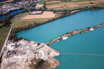 Vue aérienne de Lac de carrière à Sessenheim dans le département Bas Rhin, France