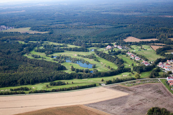 Vue aérienne de Club de golf de Baden-Baden Soufflenheim à Soufflenheim dans le département Bas Rhin, France