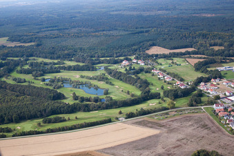 Vue aérienne de Club de golf de Baden-Baden Soufflenheim à Soufflenheim dans le département Bas Rhin, France