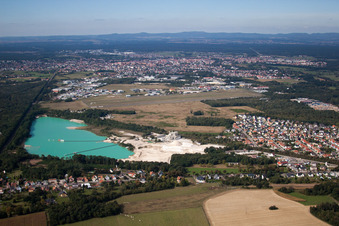 Vue aérienne de Piste avec zone de circulation de l'aéroport de Haguenau à Haguenau à le quartier Zone Activite Aerodrome in Hagenau dans le département Bas Rhin, France
