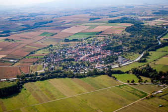 Mommenheim dans le département Bas Rhin, France du point de vue du drone