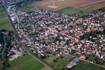 Vue aérienne de Schwindratzheim dans le département Bas Rhin, France