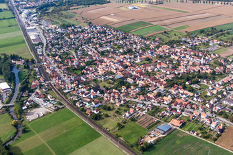 Vue aérienne de Les rives de la Zorn et la voie ferrée à Schwindratzheim dans le département Bas Rhin, France